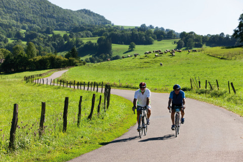 Due ciclisti percorrono una strada di campagna vicino al campeggio La Faz in Borgogna-Franca Contea, Francia.