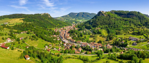 Vista panoramica di Orgelet circondata da colline verdi e montagne boscose in Borgogna-Franca Contea, Francia.