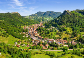 Vista panoramica di Orgelet circondata da colline verdi e montagne boscose in Borgogna-Franca Contea, Francia.