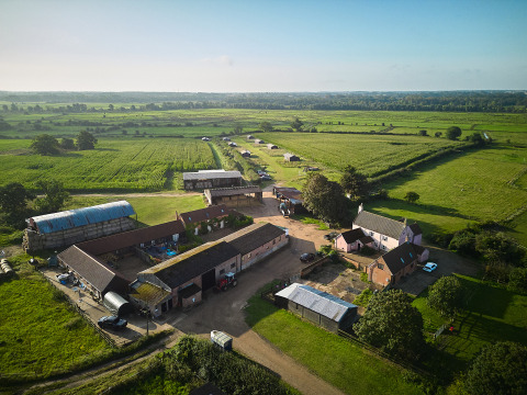Vista aérea del parque de vacaciones BoerenBed College Farm con campos y edificios en el este de Inglaterra, Reino Unido.