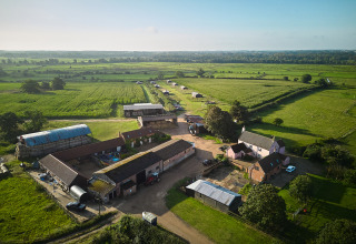Luchtfoto van BoerenBed College Farm vakantiepark met velden en gebouwen in Oost-Engeland, Verenigd Koninkrijk.