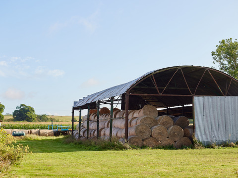 Et billede af en lade med halmballer på BoerenBed College Farm, en feriepark i det østlige England, Storbritannien.