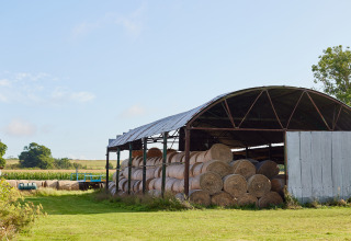 Schuur met hooibalen bij BoerenBed College Farm, een vakantiepark in het oosten van Engeland, Verenigd Koninkrijk.