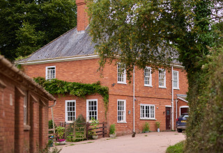 Ferme en briques rouges avec jardin à BoerenBed Billingsmoor Farm, parc de vacances dans le sud-ouest de l’Angleterre.
