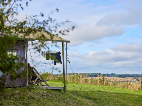 Telt på BoerenBed Billingsmoor Farm med udsigt over det engelske landskab og vasketøj på tørresnoren.