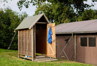 Douche extérieure et tente à BoerenBed Billingsmoor Farm, parc de vacances dans le sud-ouest de l’Angleterre, Royaume-Uni.