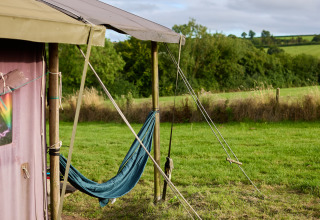 Tienda con hamaca y vistas rurales en BoerenBed Billingsmoor Farm, suroeste de Inglaterra, Reino Unido.