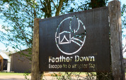 Cartel en BoerenBed Foxglove Farm, parque vacacional en el sureste de Inglaterra, con logo Feather Down.