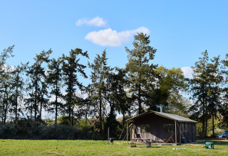 Ruime safaritent en picknickbank op BoerenBed Foxglove Farm in Zuid-Oost Engeland, Verenigd Koninkrijk.