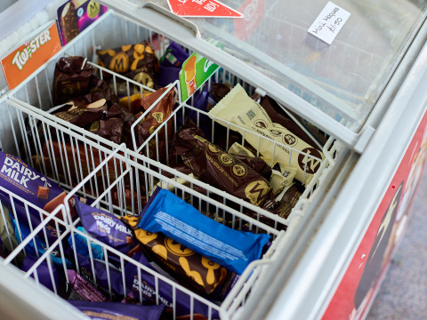 Vriezer met diverse ijsjes en chocoladerepen bij BoerenBed Foxglove Farm in Zuidoost-Engeland, Verenigd Koninkrijk.