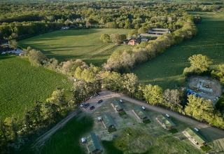 Luchtfoto van het vakantiepark BoerenBed Foxglove farm in Zuidoost-Engeland, omgeven door groene velden.