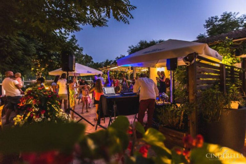 Festa serale all'aperto al Campeggio La Digue in Auvergne-Rhône-Alpes, Francia, con DJ e ospiti danzanti.