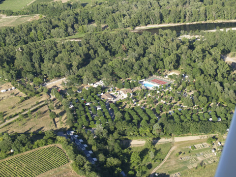 Vista aerea del campeggio La Digue in Auvergne-Rhône-Alpes, Francia, circondato da alberi e natura.