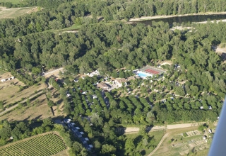 Vista aerea del campeggio La Digue in Auvergne-Rhône-Alpes, Francia, circondato da alberi e natura.