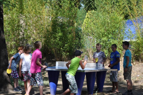 Bambini giocano a ping pong all'aperto al campeggio La Digue in Auvergne-Rhône-Alpes, Francia.