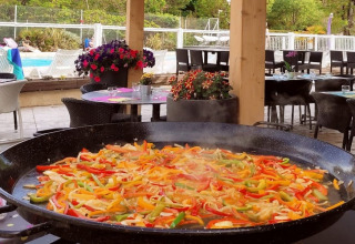 Grande padella che cucina verdure al ristorante all'aperto del camping La Digue, Auvergne-Rhône-Alpes, Francia.