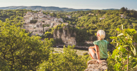 Persona che ammira un pittoresco villaggio collinare immerso nel verde presso La Digue, Alvernia-Rodano-Alpi.