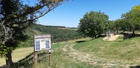 Vista sui sentieri pedonali e area giochi al campeggio Les Terrasses de Dordogne in Nouvelle-Aquitania, Francia.