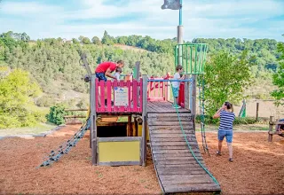 Parco giochi con bambini e adulti al campeggio Les Terrasses de Dordogne, villaggio vacanze in Nouvelle-Aquitaine, Francia.
