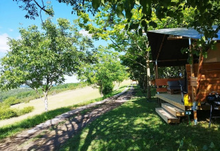 Safari-Zelt Lodgetent mit Badezimmer auf dem Campingplatz Les Terrasses de Dordogne in Frankreich im Grünen.