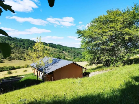 Safari-Zelt Lodgetent met badkamer auf dem Campingplatz Les Terrasses de Dordogne in Frankreich.