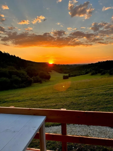 Vue du coucher de soleil depuis une Lodgetent met badkamer au camping Les Terrasses de Dordogne en France.