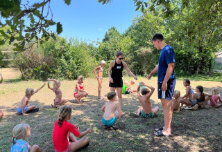 Bambini giocano all'aperto al sole al campeggio Camp Redon, un villaggio vacanze in Occitania, Francia.