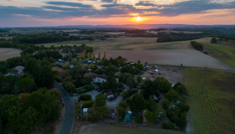 Tramonto sul Campeggio Camp Redon, villaggio vacanze in Occitania, Francia, immerso tra campi e natura.