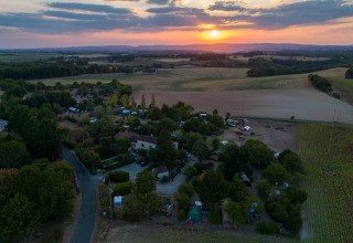 Tramonto sul Campeggio Camp Redon, villaggio vacanze in Occitania, Francia, immerso tra campi e natura.