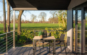 Udendørs terrasse med bord og stole ved Weideblik met hottub i Holiday center 't Schuttenbelt, Holland.