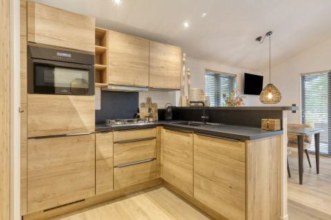 Modern kitchen in Weideblik met hottub lodge at Holiday center 't Schuttenbelt in the Netherlands, wood design