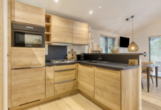 Moderne Küche in der Weideblik mit Hottub-Lodge, Holiday center 't Schuttenbelt in den Niederlanden