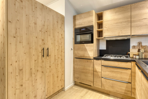 Modernes holzverkleidetes Küche in der Weideblik met hottub Lodge im Holiday center 't Schuttenbelt, Niederlande.