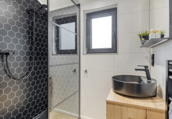 Modern bathroom at Weideblik met hottub, Holiday center 't Schuttenbelt, with black shower and basin.