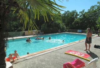 Persone che si godono una giornata di sole in piscina al campeggio Le Moulin de Cost in Auvergne-Rhône-Alpes.
