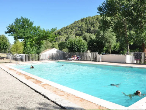 Piscina all'aperto del Campeggio Le Moulin de Cost in Alvernia-Rodano-Alpi, Francia, immersa nel verde