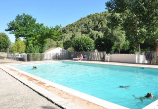 Piscina all'aperto del Campeggio Le Moulin de Cost in Alvernia-Rodano-Alpi, Francia, immersa nel verde