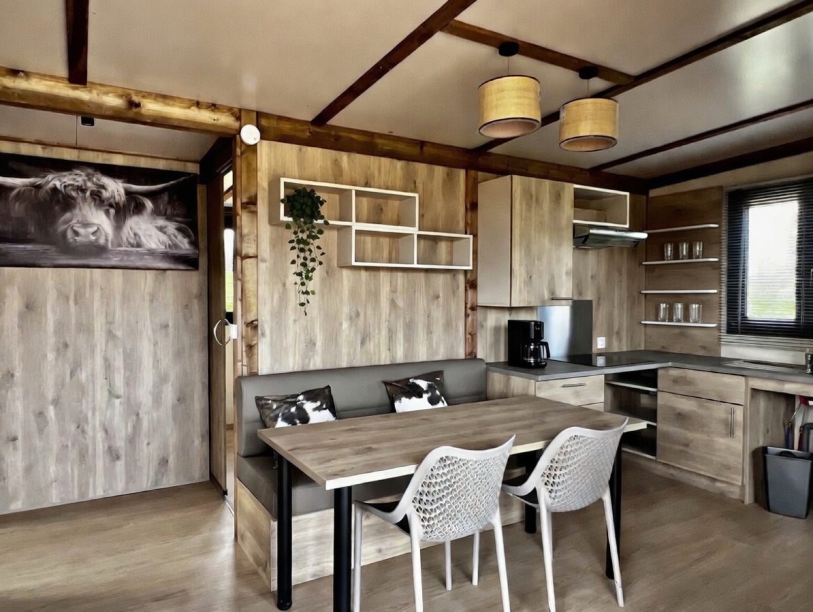 Modern interieur van Cabane Spa Dieren safaritent bij Domaine des Feuilles in Frankrijk met houten accenten.