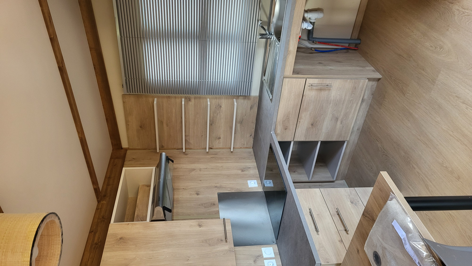 Modern houten interieur van een safaritent bij Cabane Spa Dieren, Domaine des Feuilles in Frankrijk.