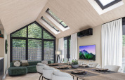 Interni moderni di lodge con lucernari, ampie finestre e zona pranzo presso Eco Boslodge Jacuzzi, Paesi Bassi.