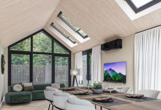 Modernes Lodge-Interieur mit Oberlichtern, großen Fenstern und Essbereich im Eco Boslodge Jacuzzi, Niederlande.
