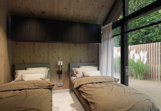 Dormitorio moderno con dos camas en Eco Boslodge Jacuzzi en Estate De IJsvogel, Países Bajos, madera clara y grandes ventanales.