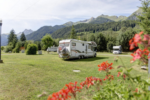 Camping-cars stationnés au Austriaparks Camping Arlberg, Tirol, Autriche, avec vue sur les montagnes alpines.