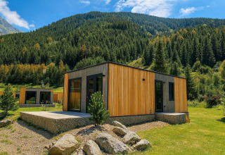 Chalet moderne entouré de verdure et montagnes à Austriaparks Camping Arlberg, Tirol, Autriche.