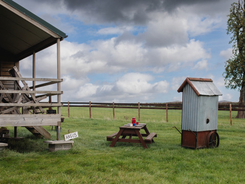 Capanna in legno con veranda, tavolo da picnic e latrina metallica a BoerenBed Hollings Hill, West Midlands, Regno Unito.