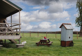 Capanna in legno con veranda, tavolo da picnic e latrina metallica a BoerenBed Hollings Hill, West Midlands, Regno Unito.