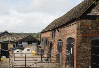 Gårdsbygninger og stalde ved BoerenBed Hollings Hill feriested i West Midlands, Storbritannien.
