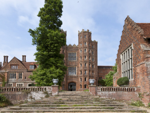Vue de Layer Marney Tower, un parc de vacances dans l'est de l'Angleterre, avec son architecture ancienne.