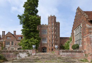 Ansicht des Layer Marney Tower in Ostengland, mit eindrucksvoller Architektur und malerischem Gelände.