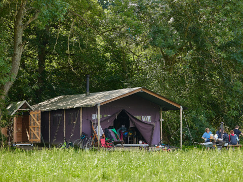 Familia disfruta de glamping en BoerenBed Moor Farm, un parque vacacional en el suroeste de Inglaterra, Reino Unido.